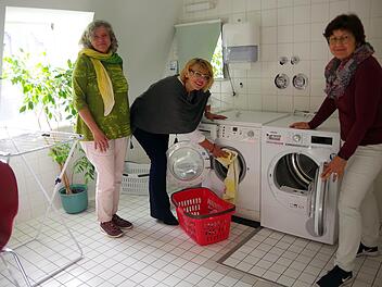 Die Dipl.-Sozialpädagoginnen (von links) Birgit Weickert, Irene Piontek und Christa Körner freuen sich über das Angebot des Caritasverbands einer "Waschküch". Heike Schülein