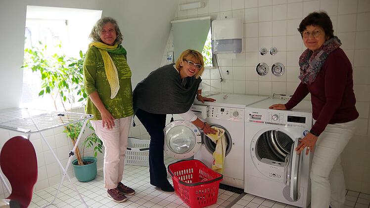 Die Dipl.-Sozialpädagoginnen (von links) Birgit Weickert, Irene Piontek und Christa Körner freuen sich über das Angebot des Caritasverbands einer "Waschküch". Heike Schülein
