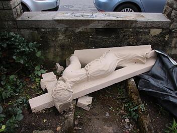 Dieser Kreuzschlepper wurde in Ramsthal umgestoßen. Beim Sturz von der Mauer sind mehrere Teile des Bildstocks aus Buntsandstein abgebrochen.