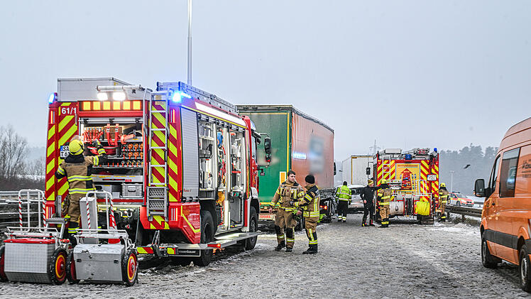 Mindestens drei Menschen sterben auf glatter Autobahn
