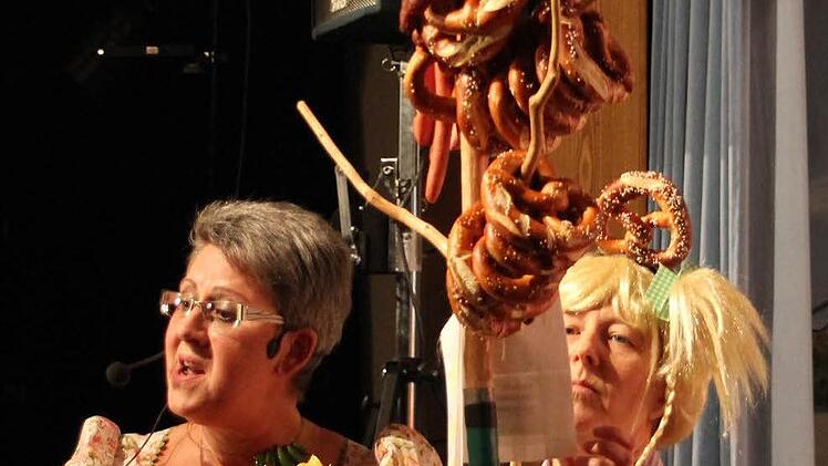 Sie verkauften trockene Brazn und Wasser-Haxen: Gabi Leisentritt (links), Monika Stadelmann.