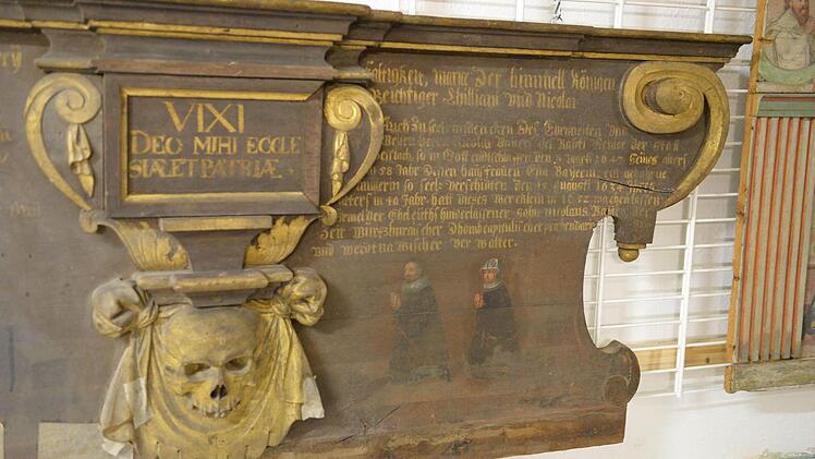 Dieses Epitaph stammt aus einer Kirche. Welche das ist, will Alexander Süß noch herausfinden. Foto: Ronald Rinklef