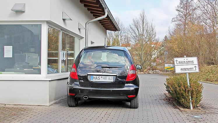 Kunden, die am Dienstag vorfuhren - wie hier zur Mittagszeit - standen vor einem verschlossenen Verkaufsfenster. Fotos: Ralf Kestel