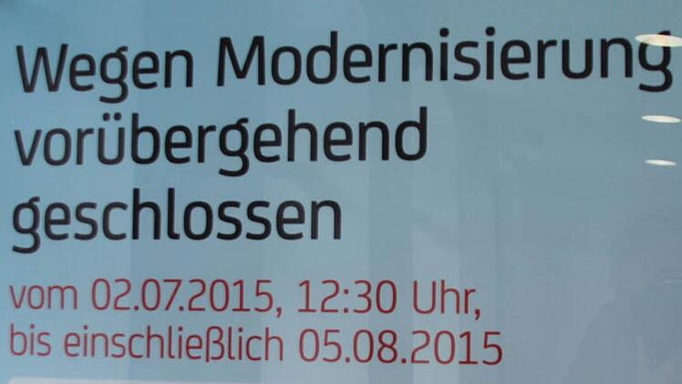 Das Hinweisschild auf die vorübergehende Schließung Foto: Friedwald Schedel