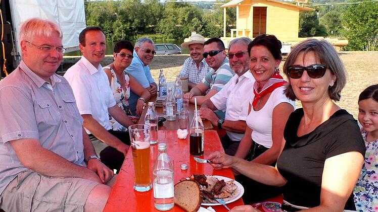 Stadträte mit Damen-Verstärkung beim 18. Limbacher Flößerfest. Von links: Peter Krämer, Bürgermeister Michael Ziegler, Hannelore Schlee, Jürgen Kolbert, Thomas Pflaum, Wolfgang Brühl, Günther Hofmann, Isabell Friedrich und Dorothea Kremer.