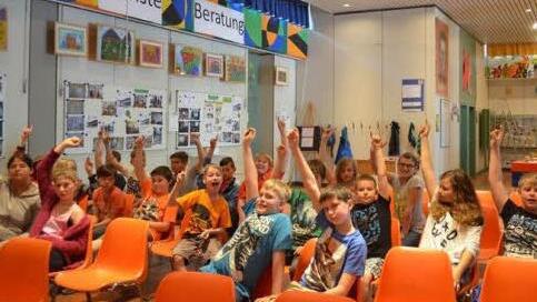 Die Frage, ob sie schon ein eigenes Handy haben, beantworteten fast alle Grundsch&uuml;ler mit "Ja". Foto: Larissa H&auml;ndel