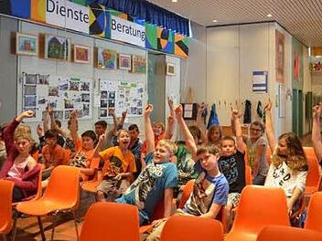 Die Frage, ob sie schon ein eigenes Handy haben, beantworteten fast alle Grundschüler mit "Ja". Foto: Larissa Händel