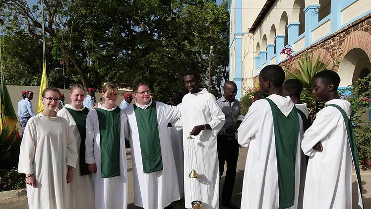 Fränkische und senegalesische Ministranten leisteten den Altardienst.