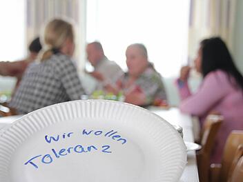 Die Flüchtlingsbetreuung bemüht sich um Integration und Teilhabe. So war Uschi Schmidt zum Beispiel Mitinitiatorin des Begegnungscafes im Freizeitheim, bei dem sich  Asylbewerber und Herzogenauracher in entspannter Atmosphäre kennen lernen können. Archiv/Lena Alt