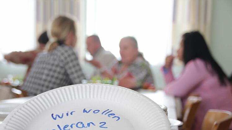 Die Flüchtlingsbetreuung bemüht sich um Integration und Teilhabe. So war Uschi Schmidt zum Beispiel Mitinitiatorin des Begegnungscafes im Freizeitheim, bei dem sich  Asylbewerber und Herzogenauracher in entspannter Atmosphäre kennen lernen können. Archiv/Lena Alt