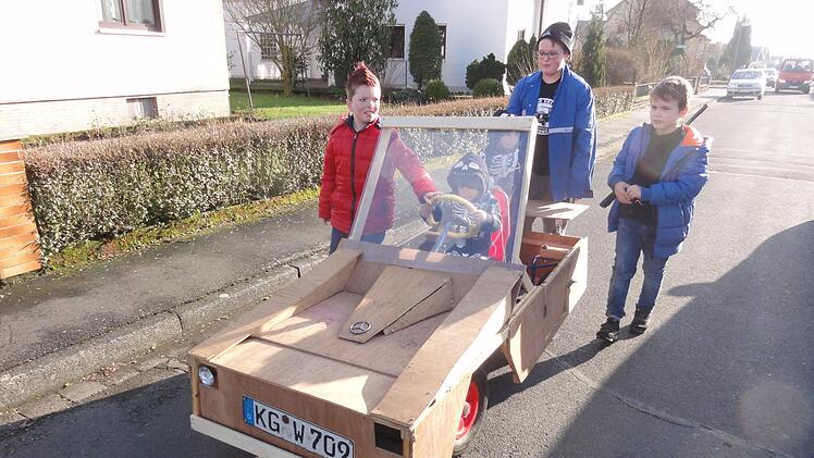 Ein Faschingsumzug nur für Kinder, organisiert vom FC Viktoria in Poppenroth. Wolfgang Wimmel