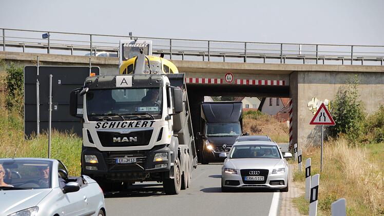 Wegen der  Sperrung der B 470 weichen viele über Medbach aus und  quetschen sich  durch die A3-Unterführung.   Foto: Andreas Dorsch