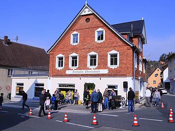 Die Straße vor dem Dorfladen war teilweise gesperrt, damit die Obertrubacher unbesorgt feiern konnten. Franz Galster