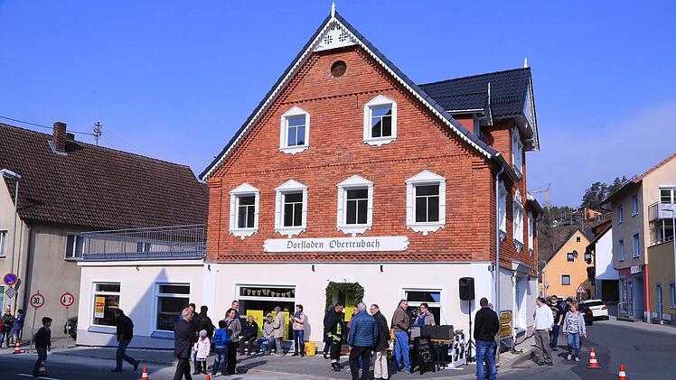 Die Straße vor dem Dorfladen war teilweise gesperrt, damit die Obertrubacher unbesorgt feiern konnten. Franz Galster