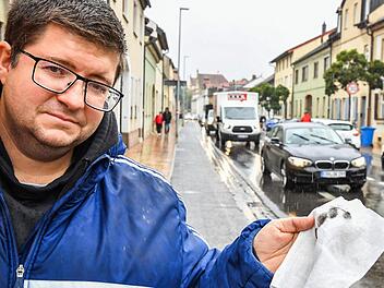 Der Feinstaub auf dem Fensterbrett erneuert sich täglich: Alexander Wilhelm in der Memmelsdorfer Straße  Foto: Ronald Rinklef