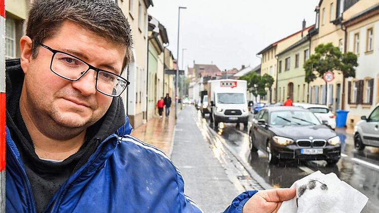 Der Feinstaub auf dem Fensterbrett erneuert sich täglich: Alexander Wilhelm in der Memmelsdorfer Straße  Foto: Ronald Rinklef