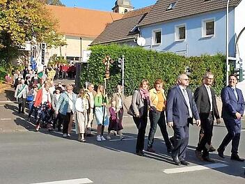 Gemeinsam zog man in Reuth zur Pfarrkirche. Foto: Heidi Amon