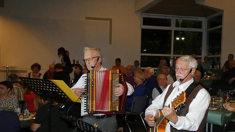 Das Ölschnabel-Duo mit Dieter Markl und Günter Bier sowie die Stadtkapelle Zeil sorgten mit fröhlichen Melodien für einen unetrhaltsamen Zeiler Abend.