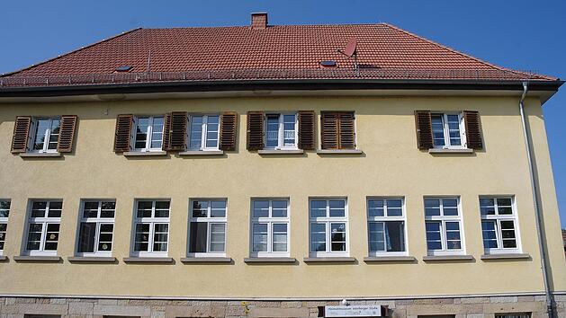 Auf zehn Fenster des Kindergartens Kothen prallt in den Vormittagsstunden die Sommersonne. Das führt bis zu 38 Grad in den Gruppenräumen. Die Gemeinde will mit einem Sonnenschutz Abhilfe schaffen.  Foto: Stephanie Elm