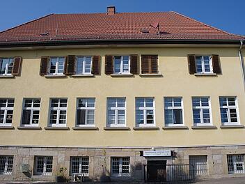 Auf zehn Fenster des Kindergartens Kothen prallt in den Vormittagsstunden die Sommersonne. Das führt bis zu 38 Grad in den Gruppenräumen. Die Gemeinde will mit einem Sonnenschutz Abhilfe schaffen.  Foto: Stephanie Elm