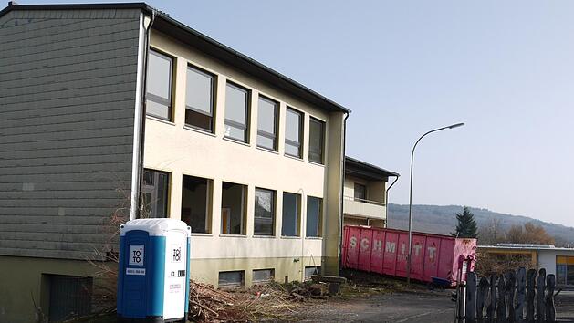 Für das neue Feuerwehrhaus in Volkers, dem der alte Kindergarten (im Bild) weichen muss, wurden Gewerke vergeben.  Foto: Rebecca Vogt