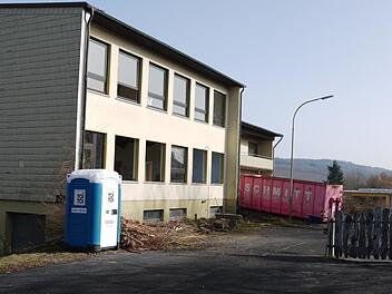 Für das neue Feuerwehrhaus in Volkers, dem der alte Kindergarten (im Bild) weichen muss, wurden Gewerke vergeben.  Foto: Rebecca Vogt