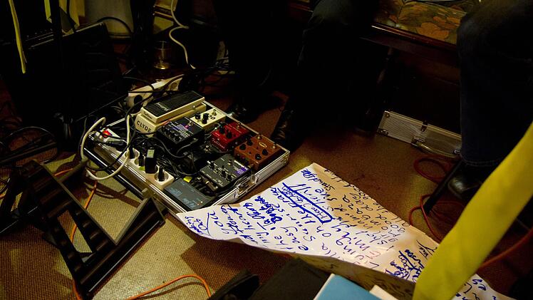 Stageset: Effektgeräte und Merkzettel.