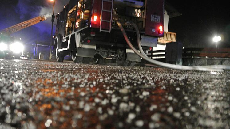 Salz streuen mussten die Feuerwehrleute, damit die Hauptstraße nicht zu einer spiegelglatten Rutschbahn wurde.