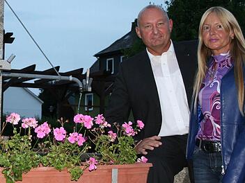 Peter Ebertsch will Bürgermeister von Tettau werden. Das Bild zeigt ihn und seine Frau Sandra. Foto: Schadeck
