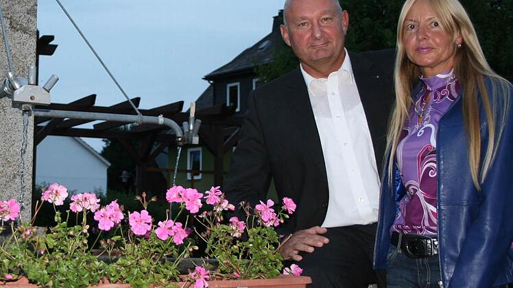 Peter Ebertsch will Bürgermeister von Tettau werden. Das Bild zeigt ihn und seine Frau Sandra. Foto: Schadeck