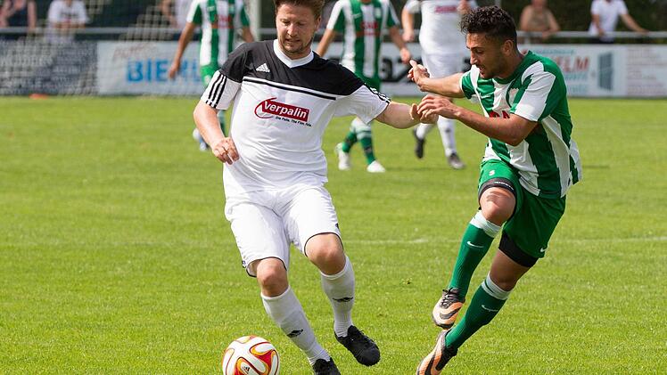 Mit etwas Armeinsatz verschafft sich der Redwitzer Mittelfeldspieler Maurice Koch Platz im Laufduell mit Rawaz Ali. Foto: Heinrich Weiß