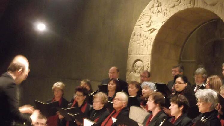 Der Katholische Kirchenchor unter der Leitung von Sascha Reinmann  Foto: Carina Kuhnlein