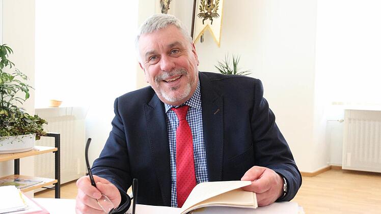 Norbert Tessmer in seinem Büro: Wenn er es mit neuen Themen zu tun bekommt, arbeitet er sich gründlich ein. In der Ecke hinter ihm soll die Traditionsfahne des BGS aufgestellt werden, die im Rathaussaal steht. Foto: Simone Bastian