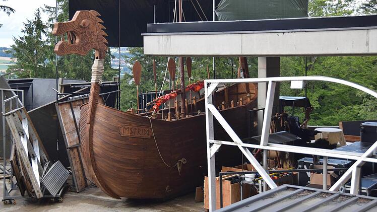 Wikingerschiff am linken Rand außerhalb der Bühne Foto: Ronald Rinklef
