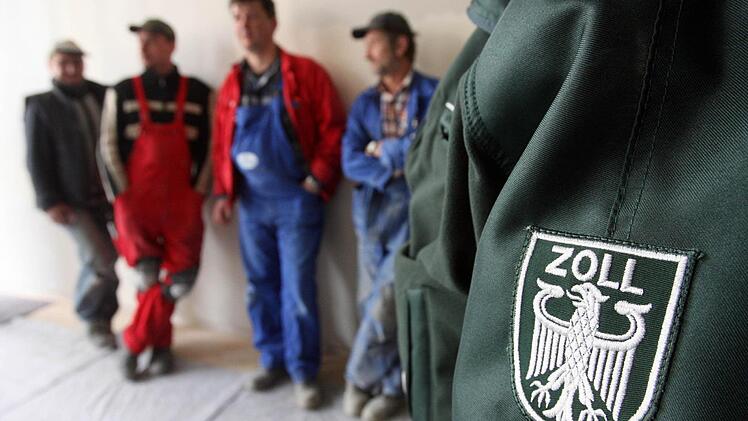 Nicht einmal 1,5 Prozent der 362.000 bayerischen Betriebe seien im ersten Halbjahr vom Zoll kontrolliert worden, kritisiert die Gewerkschaft IG Bau. Das Bild zeigt einen Einsatz des Zolls und der Finanzkontrolle Schwarzarbeit.  Foto: Boris Roessler, dpa
