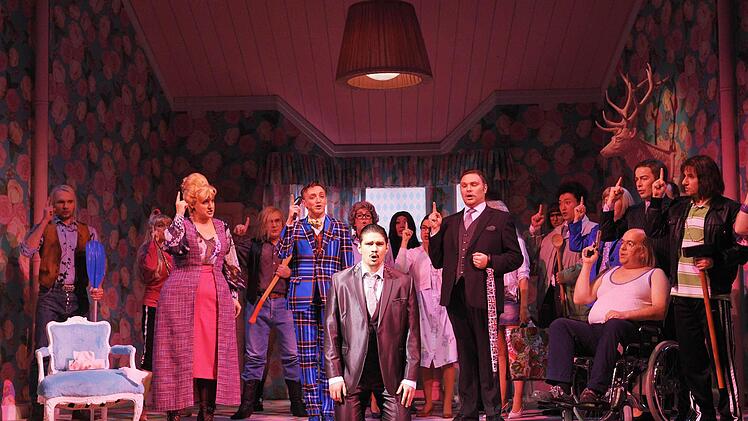 Szene aus der Neuinszenierung von Otto Nicolais "Die lustigen Weiber von Windsor" am Landestheater Coburg. Foto: Andrea Kremper