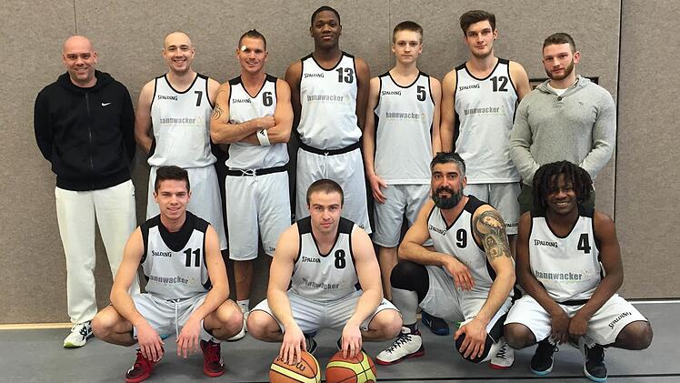 Unser Bild zeigt das Meister-Team der SG Oerlenbach/Ebenhausen mit (hinten, von links): Trainer Björn Weber, Patrick Seufert, Andreas Mann, Chris Torres, Timo Scheler, Eric Mangold, Betreuer André Komenda sowie (vorne, von links) Felix Winterer, Florian Neiber, Ivan Kakus und Jhonny Torres. Foto: SG
