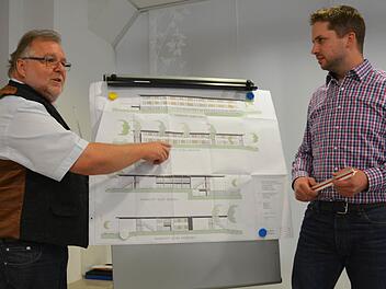 Die Planung steht: Das Diakonische Werk baut ein Wohn- und Pflegeheim für 60 Senioren in Mainleus. Geschäftsführer Karl-Heinz Kuch und Martin Geiger, zuständig für die Baubegleitung, stellten das Projekt vor. Foto: Dagmar Besand