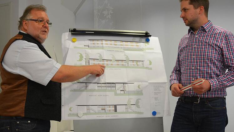 Die Planung steht: Das Diakonische Werk baut ein Wohn- und Pflegeheim für 60 Senioren in Mainleus. Geschäftsführer Karl-Heinz Kuch und Martin Geiger, zuständig für die Baubegleitung, stellten das Projekt vor. Foto: Dagmar Besand