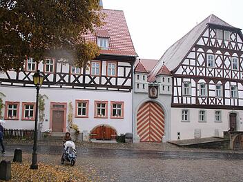 Dem Schikora-Haus (links) und dem Heimatspielhaus in Münnerstadt sind heute nicht mehr anzusehen, dass sie einmal leer stehende, äußerst sanierungsbedürftige Gebäude waren. Heute sind Paradebeispiele gelungener Sanierungen. Foto: Thomas Malz