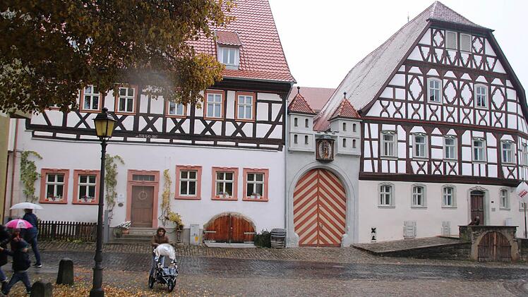 Dem Schikora-Haus (links) und dem Heimatspielhaus in Münnerstadt sind heute nicht mehr anzusehen, dass sie einmal leer stehende, äußerst sanierungsbedürftige Gebäude waren. Heute sind Paradebeispiele gelungener Sanierungen. Foto: Thomas Malz