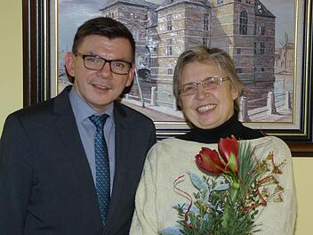 Eine weitere langjährige Mitarbeiterin verließ den Städtischen Dienst. Bürgermeister Armin Warmuth verabschiedete Christine Reimann, eine engagierte Kraft in der Stadtbibliothek.  Foto: Winfried Ehling
