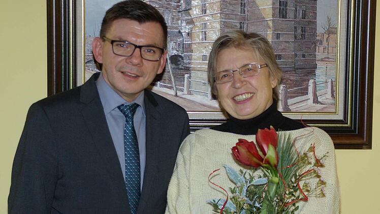 Eine weitere langjährige Mitarbeiterin verließ den Städtischen Dienst. Bürgermeister Armin Warmuth verabschiedete Christine Reimann, eine engagierte Kraft in der Stadtbibliothek.  Foto: Winfried Ehling