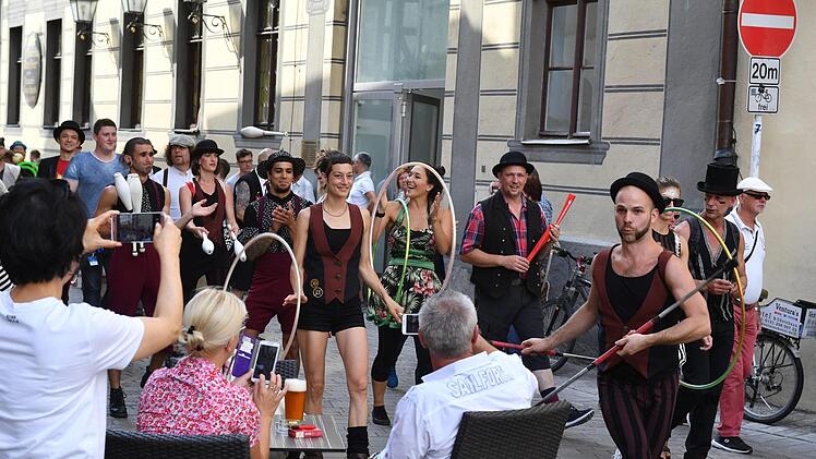 Touristen wurden teilweise von der Künstlerparade durch die Innenstadt überrascht. Fast alle zückten schnell ihr Handy, um das bunte Treiben für das Urlaubsalbum festzuhalten. Foto: Ronald Rinklef