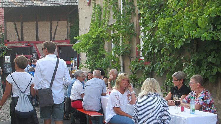 Unterm Weinlaub ist gut feiern in und am Rineckerhof.Winfried Ehling