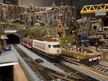 Die Eisenbahn-Ausstellung in der Kaiserpfalz zeigt ein Winterparadies mit Eisenbahnen, Güterzügen und historischen Lokomotiven. Auch für die Kleinsten gibt es bei Jim Knopf und Lukas mit ihrer Lok "Emma" etwas Besonderes zu sehen. Fotos: Josef Hofbauer