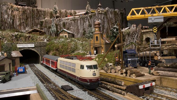 Die Eisenbahn-Ausstellung in der Kaiserpfalz zeigt ein Winterparadies mit Eisenbahnen, Güterzügen und historischen Lokomotiven. Auch für die Kleinsten gibt es bei Jim Knopf und Lukas mit ihrer Lok "Emma" etwas Besonderes zu sehen. Fotos: Josef Hofbauer