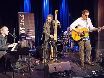 Der britische Pianist, Sänger und Songwriter Paul Millns gab mit seinen Musikerkollegen Ingo Rau, Vladi Kempf und Butch Coulter (von links) in der Rathaushalle in Haßfurt ein mitreißendes Konzert. Fotos: Ulrike Langer