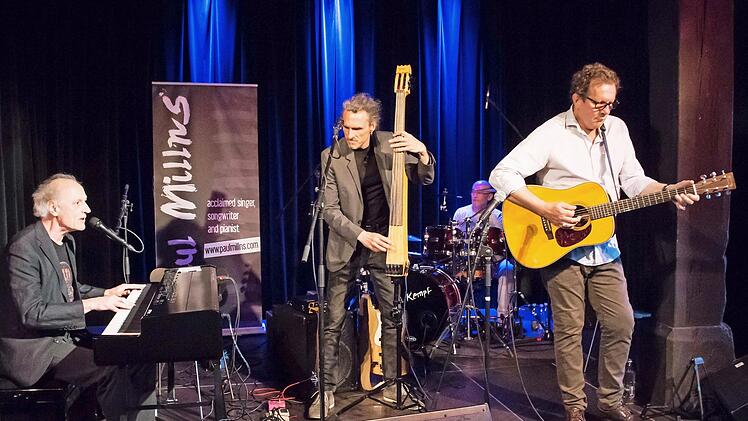 Der britische Pianist, Sänger und Songwriter Paul Millns gab mit seinen Musikerkollegen Ingo Rau, Vladi Kempf und Butch Coulter (von links) in der Rathaushalle in Haßfurt ein mitreißendes Konzert. Fotos: Ulrike Langer