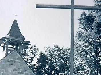 Aus früheren Jahren stammt dieses alte Schwarz-Weiß-Foto: Es zeigt den Aufbau der Kapelle und des Kreuzes auf Eberns "Heiligem Berg", so entstand das Käpelle.  Fotos: Helmut Will und privat